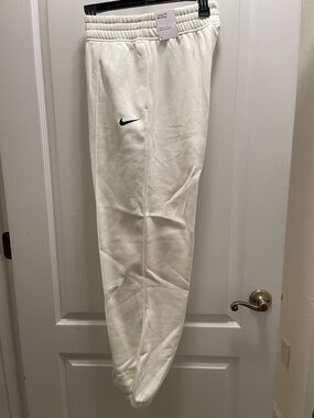 Nike Cream Loose Fit Mid Rise Sweatpants